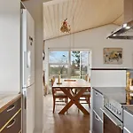 2 Bedroom Awesome In Hébergement de vacances Give