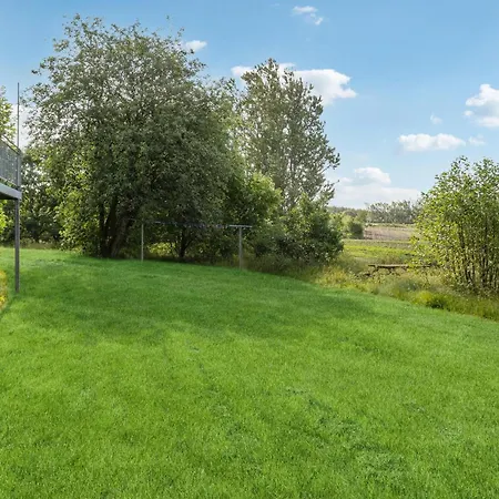 2 Bedroom Awesome In Hébergement de vacances *